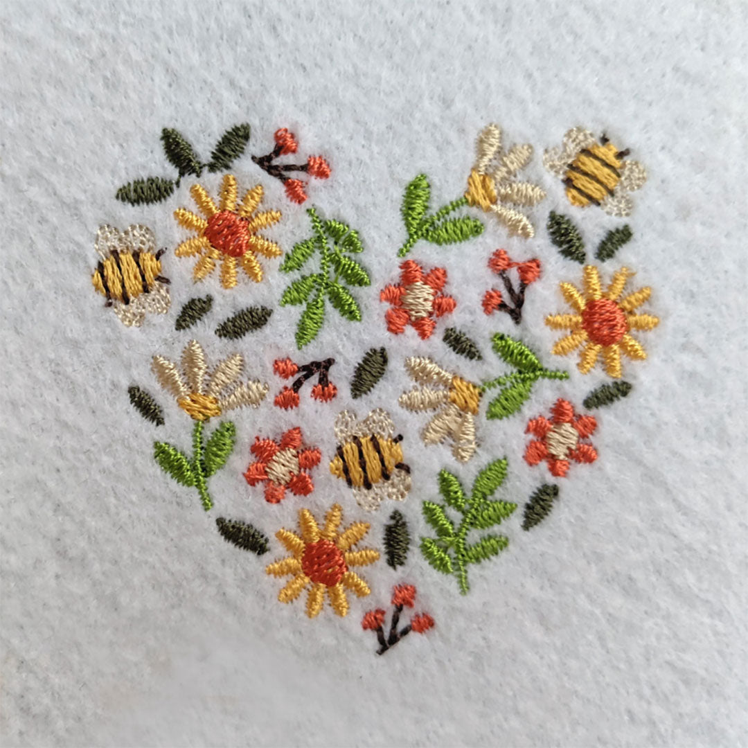 broderie numérique coeur fleuri avec abeilles