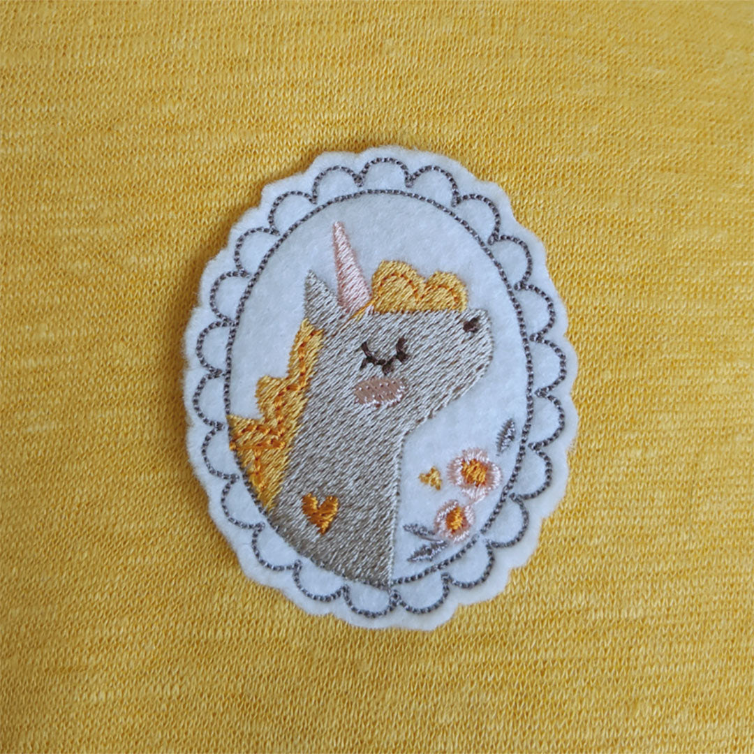 broderie numérique écusson avec licorne