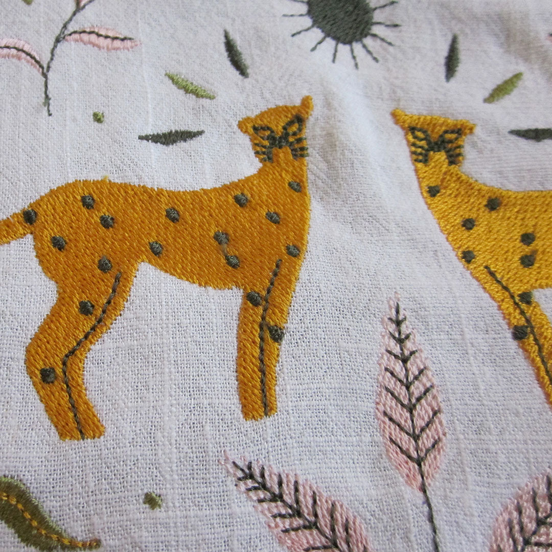 détail du motif de broderie felin