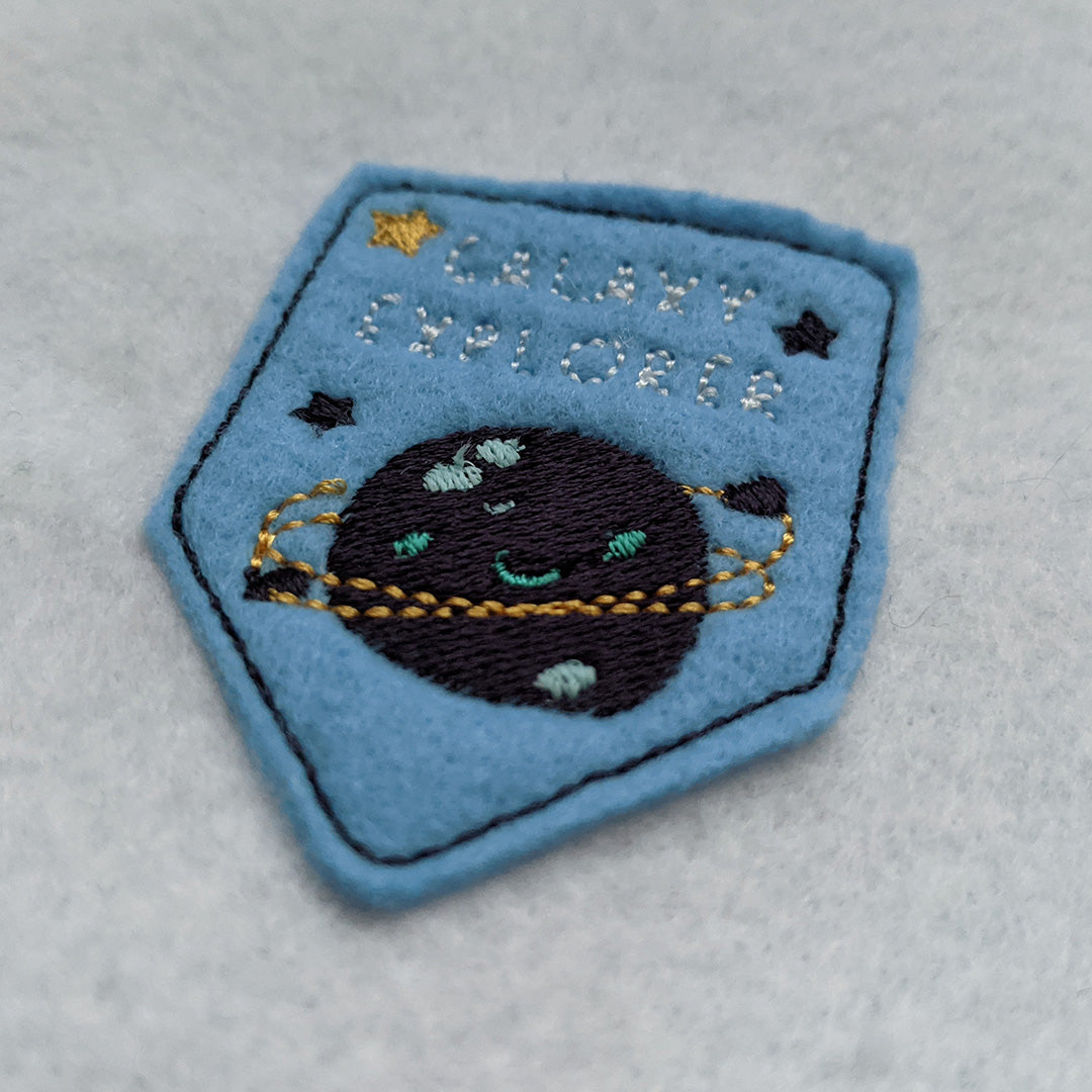 photo du motif badge galaxie brodé avec un appliqué en feutrine